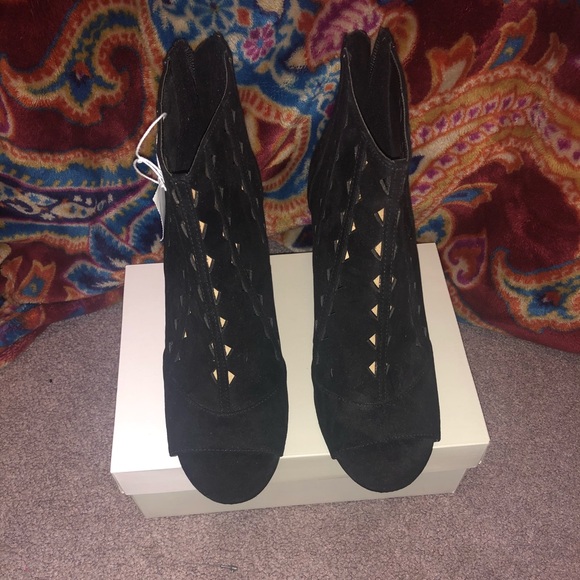 Black open toed heeled booties - Picture 2 of 6